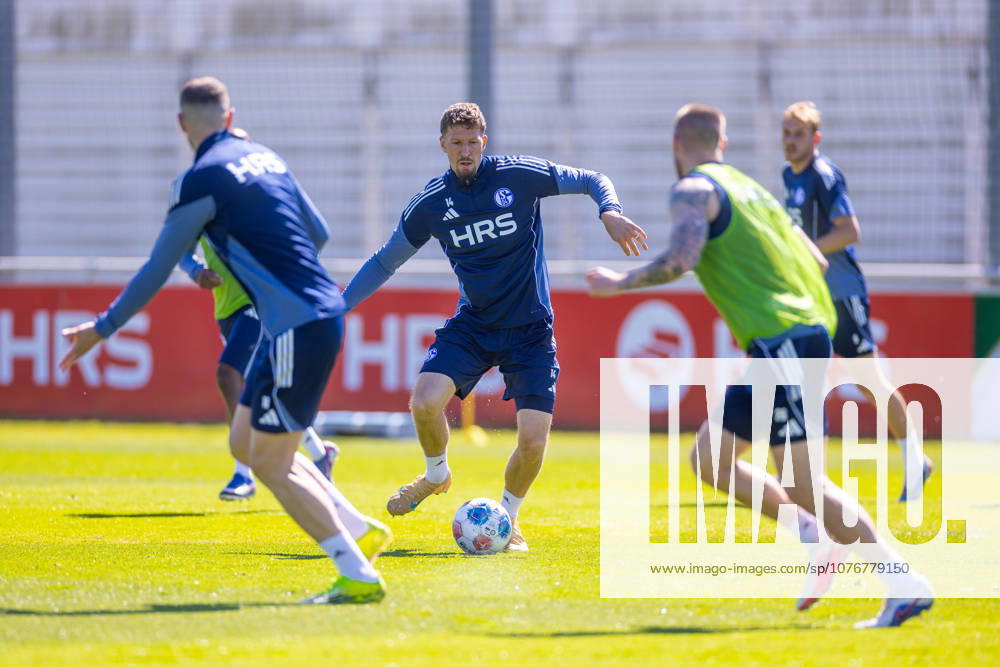 Fussball, Training des FC Schalke 04. Janik Bachmann (FC Schalke 04). Gelsenkirchen Trainingsgelände FC Schalke 04 NRW Deutschland xRHR-FOTO YYx