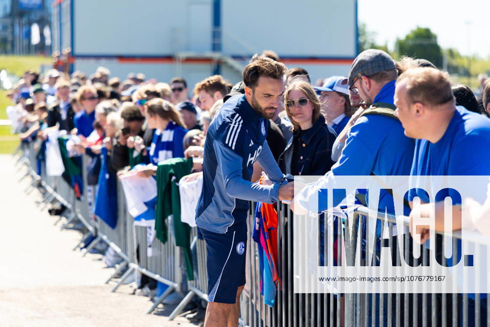 Fussball, Training des FC Schalke 04. Kenan Karaman (FC Schalke 04) gibt Autogramme. Gelsenkirchen Trainingsgelände FC Schalke 04 NRW Deutschland xRHR-FOTO YYx
