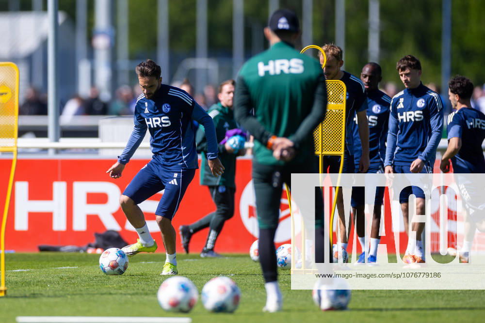 Fussball, Training des FC Schalke 04. Kenan Karaman (FC Schalke 04). Gelsenkirchen Trainingsgelände FC Schalke 04 NRW Deutschland xRHR-FOTO YYx