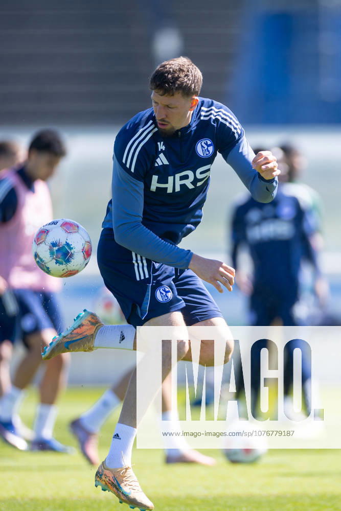 Fussball, Training des FC Schalke 04. Janik Bachmann (FC Schalke 04). Gelsenkirchen Trainingsgelände FC Schalke 04 NRW Deutschland xRHR-FOTO YYx