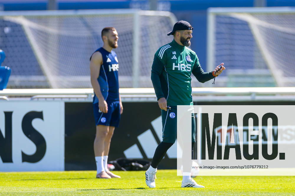 Fussball, Training des FC Schalke 04. v. l. Hasan Kurucay (FC Schalke 04), Trainer Miron Muslic (FC Schalke 04). Gelsenkirchen Trainingsgelände FC Schalke 04 NRW Deutschland xRHR-FOTO YYx