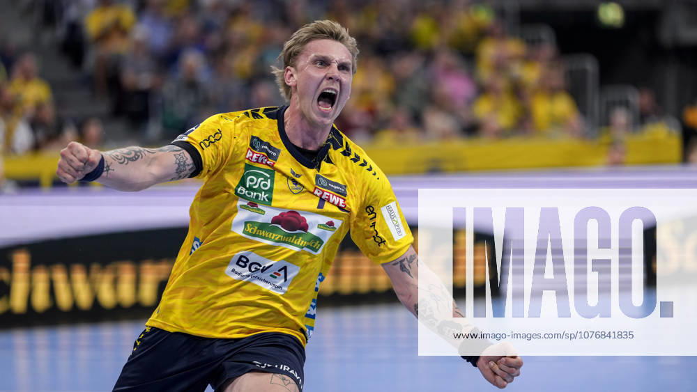 Edwin Aspenbäck (RNL, 78), Spieler der Rhein-Neckar-Löwen, jubelt über ein Tor, Jubel, jubeln, Torjubel, Torerfolg, celebrate the goal, goal, celebration, jubelt ueber das Tor, Freuen, Freude, freut sich, optimistisch, positiv, Spielszene, Highlight, Einzelbild, Einzelfoto, Aktion, Action, 01.05.2026, Mannheim (Deutschland), Handball, Bundesliga, Rhein-Neckar Löwen - MT Melsungen