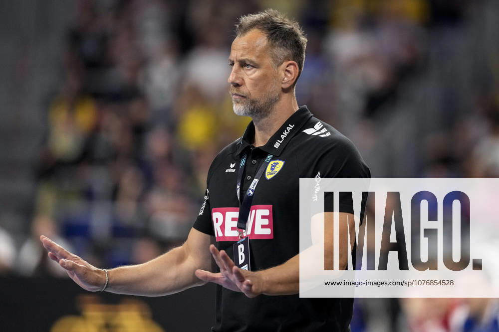 Maik Machulla (Trainer, Cheftrainer, RNL), gibt Anweisungen, gestikuliert, mit den Armen gestikulieren, Einzelbild, Einzelfoto, Aktion, Action, 01.05.2026, Mannheim (Deutschland), Handball, Bundesliga, Rhein-Neckar Löwen - MT Melsungen