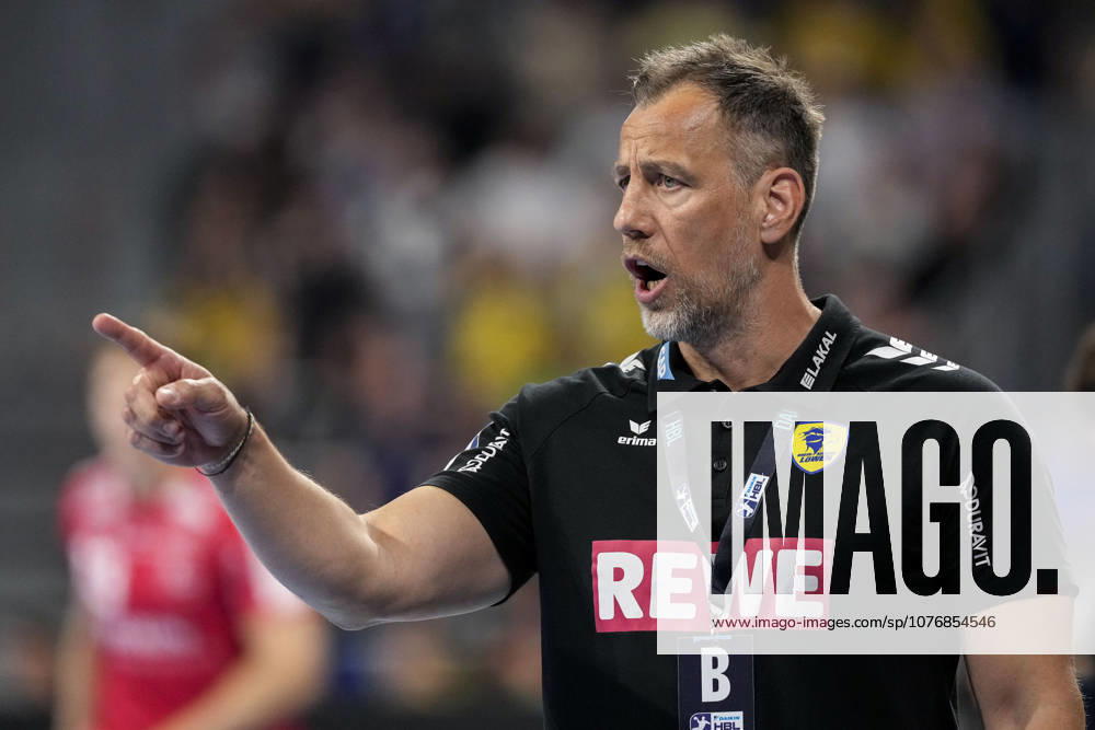 Maik Machulla (Trainer, Cheftrainer, RNL), gibt Anweisungen, gestikuliert, mit den Armen gestikulieren, Einzelbild, Einzelfoto, Aktion, Action, 01.05.2026, Mannheim (Deutschland), Handball, Bundesliga, Rhein-Neckar Löwen - MT Melsungen