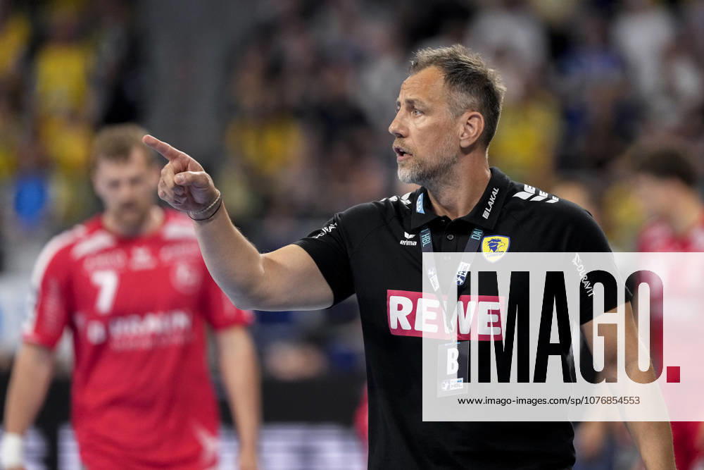 Maik Machulla (Trainer, Cheftrainer, RNL), gibt Anweisungen, gestikuliert, mit den Armen gestikulieren, Einzelbild, Einzelfoto, Aktion, Action, 01.05.2026, Mannheim (Deutschland), Handball, Bundesliga, Rhein-Neckar Löwen - MT Melsungen