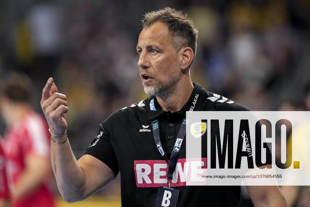 Maik Machulla (Trainer, Cheftrainer, RNL), gibt Anweisungen, gestikuliert, mit den Armen gestikulieren, Einzelbild, Einzelfoto, Aktion, Action, 01.05.2026, Mannheim (Deutschland), Handball, Bundesliga, Rhein-Neckar Löwen - MT Melsungen
