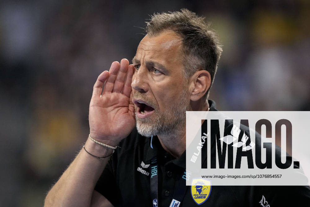 Maik Machulla (Trainer, Cheftrainer, RNL), gibt Anweisungen, gestikuliert, mit den Armen gestikulieren, Einzelbild, Einzelfoto, Aktion, Action, 01.05.2026, Mannheim (Deutschland), Handball, Bundesliga, Rhein-Neckar Löwen - MT Melsungen