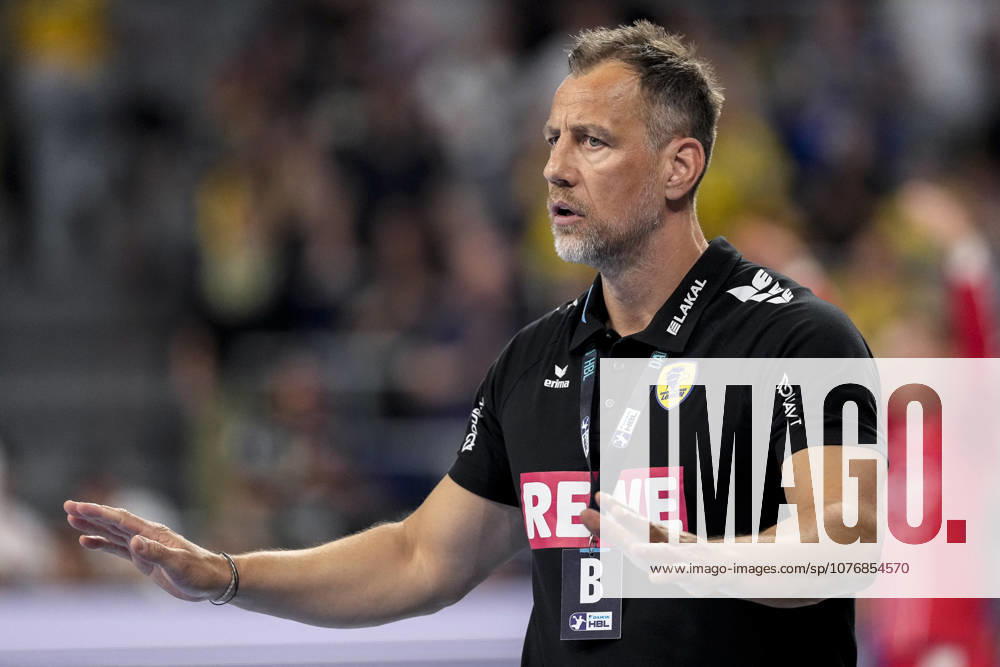Maik Machulla (Trainer, Cheftrainer, RNL), gibt Anweisungen, gestikuliert, mit den Armen gestikulieren, Einzelbild, Einzelfoto, Aktion, Action, 01.05.2026, Mannheim (Deutschland), Handball, Bundesliga, Rhein-Neckar Löwen - MT Melsungen