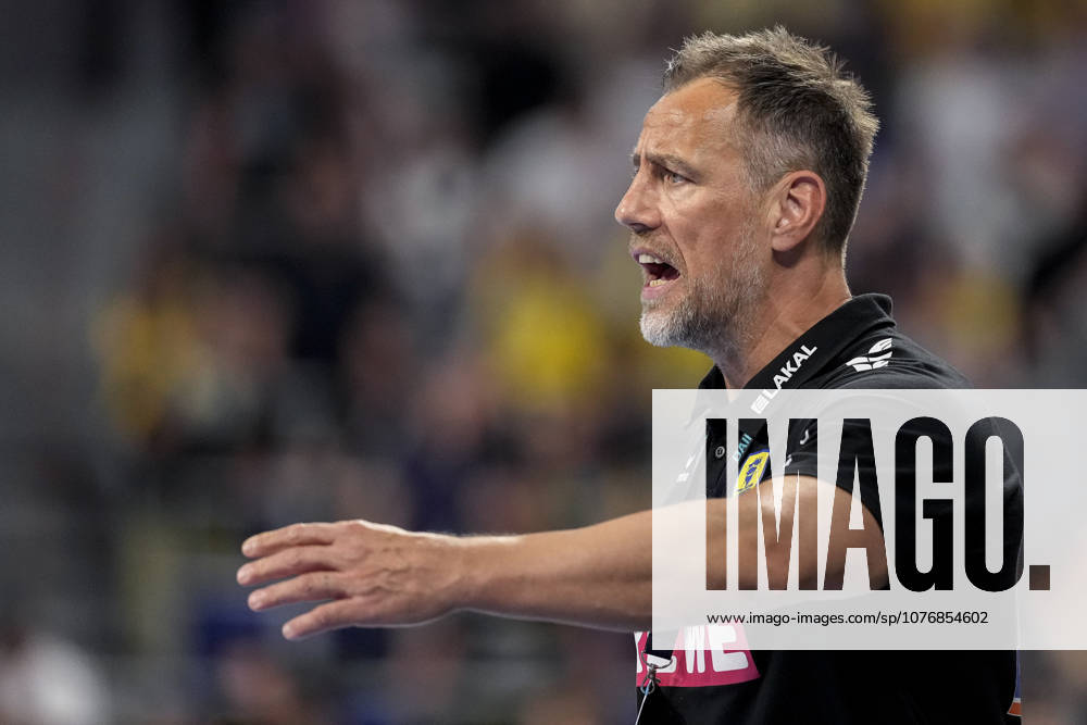 Maik Machulla (Trainer, Cheftrainer, RNL), gibt Anweisungen, gestikuliert, mit den Armen gestikulieren, Einzelbild, Einzelfoto, Aktion, Action, 01.05.2026, Mannheim (Deutschland), Handball, Bundesliga, Rhein-Neckar Löwen - MT Melsungen