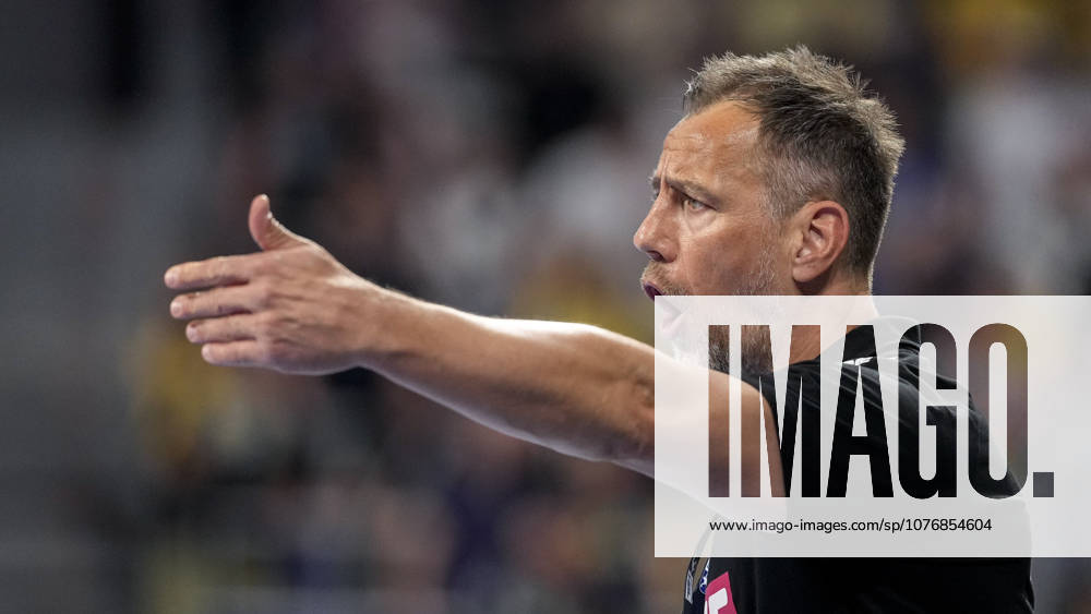 Maik Machulla (Trainer, Cheftrainer, RNL), gibt Anweisungen, gestikuliert, mit den Armen gestikulieren, Einzelbild, Einzelfoto, Aktion, Action, 01.05.2026, Mannheim (Deutschland), Handball, Bundesliga, Rhein-Neckar Löwen - MT Melsungen