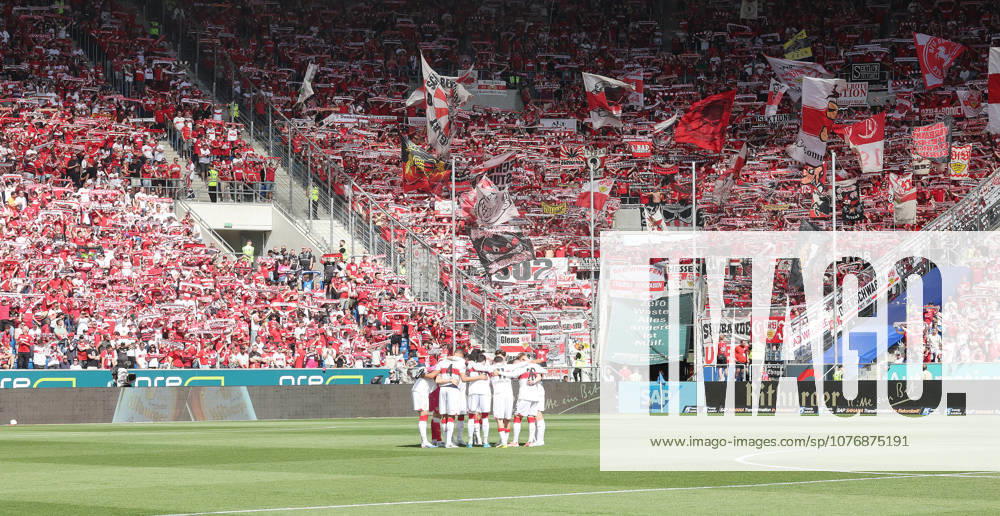 Sinsheim , Fußball Bundesliga TSG 1899 Hoffenheim vs. VfB Stuttgart , VfB Fans in Hoffenheim , Alle in Rot