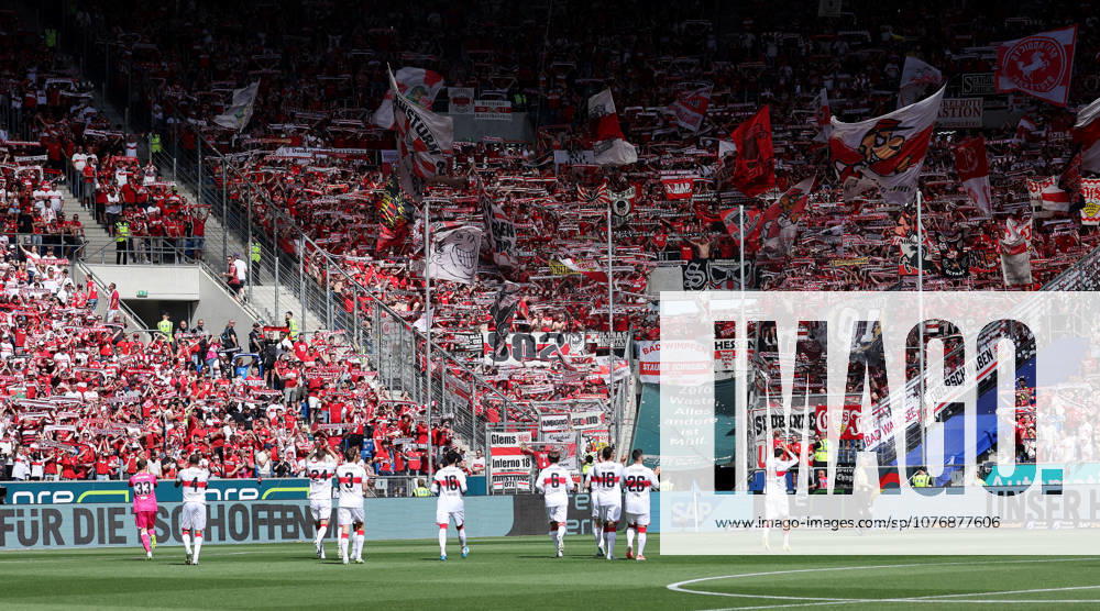 Sinsheim , Fußball Bundesliga TSG 1899 Hoffenheim vs. VfB Stuttgart , die Stuttgarter vor ihrer Fankurve