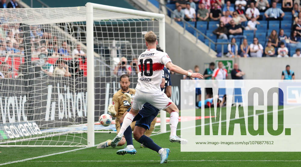 Sinsheim , Fußball Bundesliga TSG 1899 Hoffenheim vs. VfB Stuttgart , Torschütze Chris Führich (VfB, Mitte) schießt das Tor zum 1:1, v.l. Oliver Baumann (Hoffenheim), Chris Führich (VfB), Ozan Kabak (Hoffenheim)