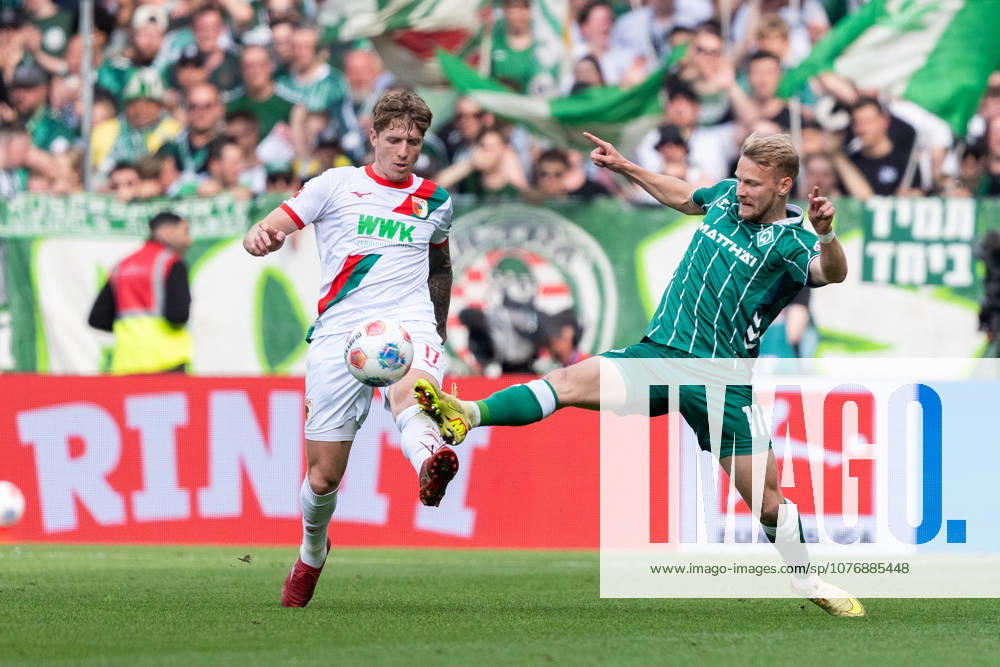 Marco Gruell (SV Werder Bremen, 17) im Zweikampf mit Kristijan Jakic (FC Augsburg, 17), GER, SV Werder Bremen vs FC Augsburg, Fussball, Bundesliga, Spieltag 32, Saison 2025 2026, 02.05.2026 DFL REGULATIONS PROHIBIT ANY USE OF PHOTOGRAPHS AS IMAGE SEQUENCES AND OR QUASI-VIDEO GER, SV Werder Bremen vs FC Augsburg, Fussball, Bundesliga, Spieltag 32, Saison 2025 2026, 02.05.2026 Bremen