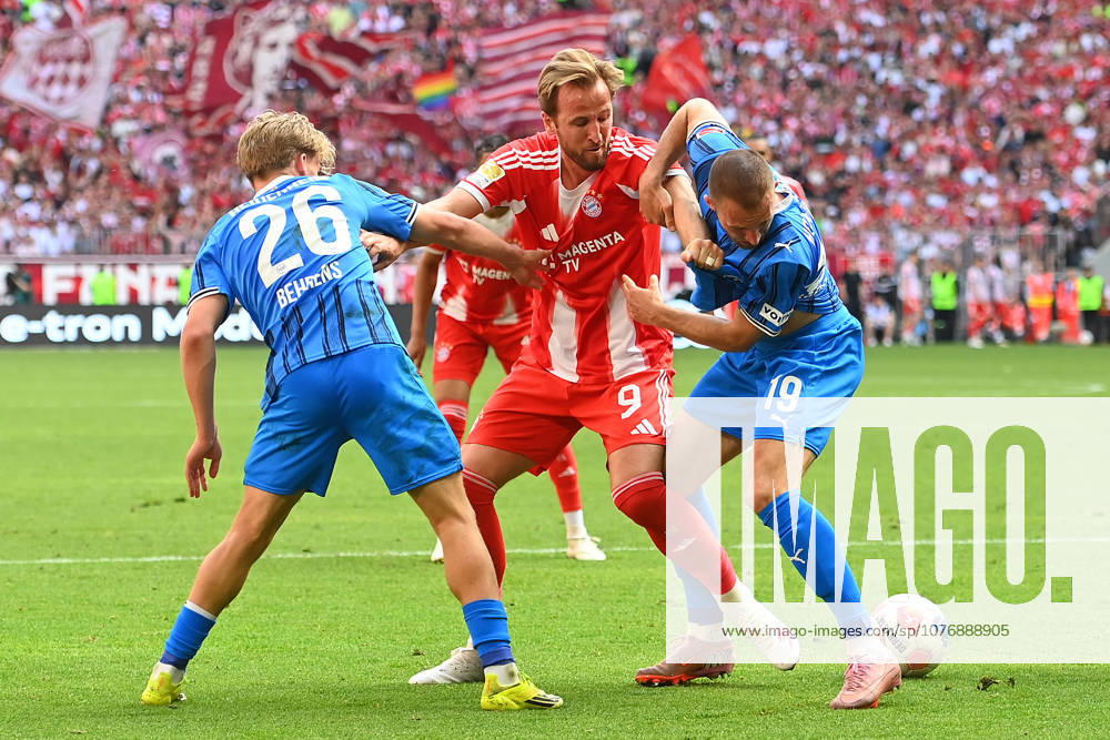 Harry KANE (Bayern Muenchen), Aktion,Zweikampf gegen re:Jonas FOEHRENBACH (Heidenheim), li:Hennes BEHRENS (Heidenheim). Fussball 1. Bundesliga Saison 2025 2026, 32.Spieltag, Spieltag32 FC Bayern Muenchen - 1.FC Heidenheim 3-3 am 02.05.2026 , A L L I A N Z A R E N A.