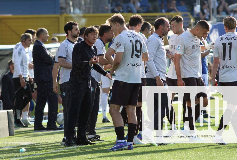 Foto IPP Albano Angilletta Como 02 05 2026 Calcio Campionato di serie A 2025 2026 Como - Napoli nella foto: l allenatore del Napoli Antonio Conte mentre da indicazioni a Rasmus Winther Hojlund Italy Photo Press World Copyright italy ITALY