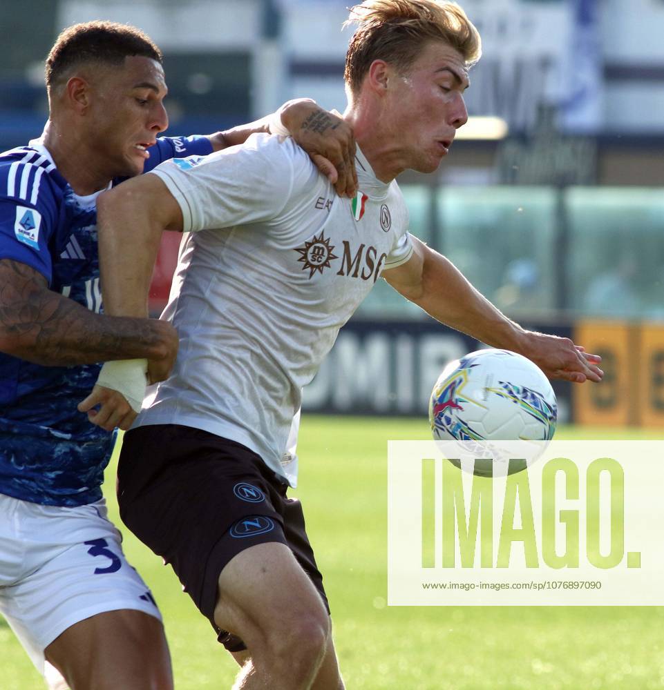 Foto IPP Albano Angilletta Como 02 05 2026 Calcio Campionato di serie A 2025 2026 Como - Napoli nella foto: Rasmus Winther Hojlund anticipa Diego Carlos Santos Silva Italy Photo Press World Copyright italy ITALY