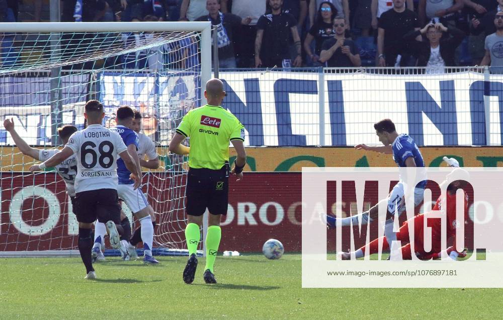 Foto IPP Albano Angilletta Como 02 05 2026 Calcio Campionato di serie A 2025 2026 Como - Napoli nella foto: Anastasios Douvikas fallisce una grande occasione a porta vuota Italy Photo Press World Copyright italy ITALY
