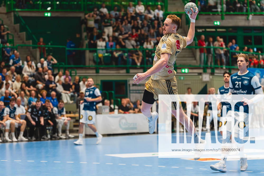 Lukas Stutzke (TSV Hannover-Burgdorf, 39) beim Konter und einem Sprungwurf, Kim Voss-Fels (Bergischer HC, 21) schaut hinterher Bergischer HC vs. TSV Hannover-Burgdorf, Handball, Daikin 1.HBL, 30.Spieltag, Saison 2025 26, 02.04.2026, Bergischer HC vs. TSV Hannover-Burgdorf, Handball, Daikin 1.HBL, 30.Spieltag, Saison 2025 26, 02.04.2026 Wuppertal