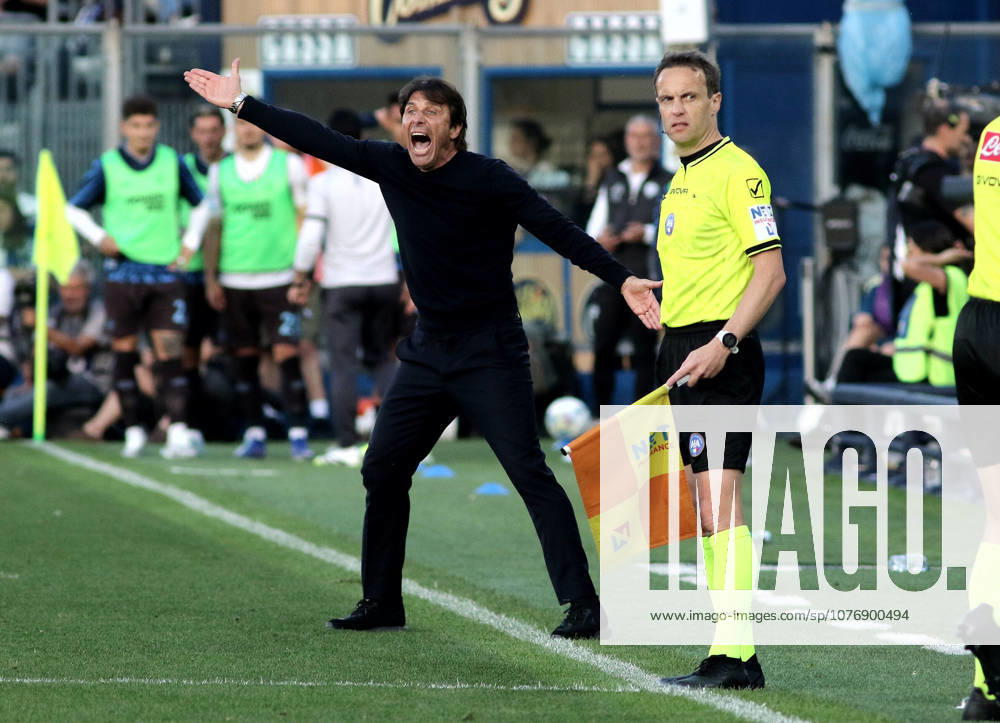 Foto IPP Albano Angilletta Como 02 05 2026 Calcio Campionato di serie A 2025 2026 Como - Napoli 0-0 nella foto: Antonio Conte allenatore del Napoli urla indicazioni ai suoi giocatori Italy Photo Press World Copyright italy ITALY