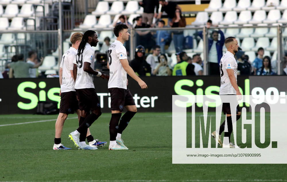 Foto IPP Albano Angilletta Como 02 05 2026 Calcio Campionato di serie A 2025 2026 Como - Napoli 0-0 nella foto: la delusione dei calciatori del Napoli a sinistra Andre Frank Anguissa al centro Amir Rrahmani a destra Stanislav Lobotka Italy Photo Press World Copyright italy ITALY