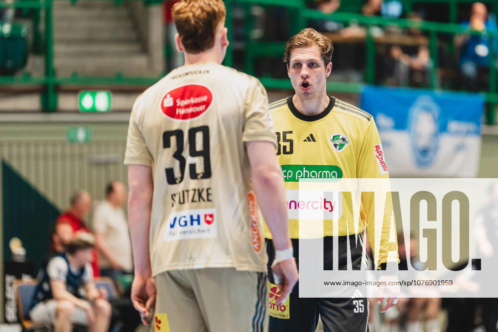 Lukas Stutzke (TSV Hannover-Burgdorf, 39) redet mit Joel Birlehm (TSV Hannover-Burgdorf, 35) Bergischer HC vs. TSV Hannover-Burgdorf, Handball, Daikin 1.HBL, 30.Spieltag, Saison 2025 26, 02.04.2026, Bergischer HC vs. TSV Hannover-Burgdorf, Handball, Daikin 1.HBL, 30.Spieltag, Saison 2025 26, 02.04.2026 Wuppertal