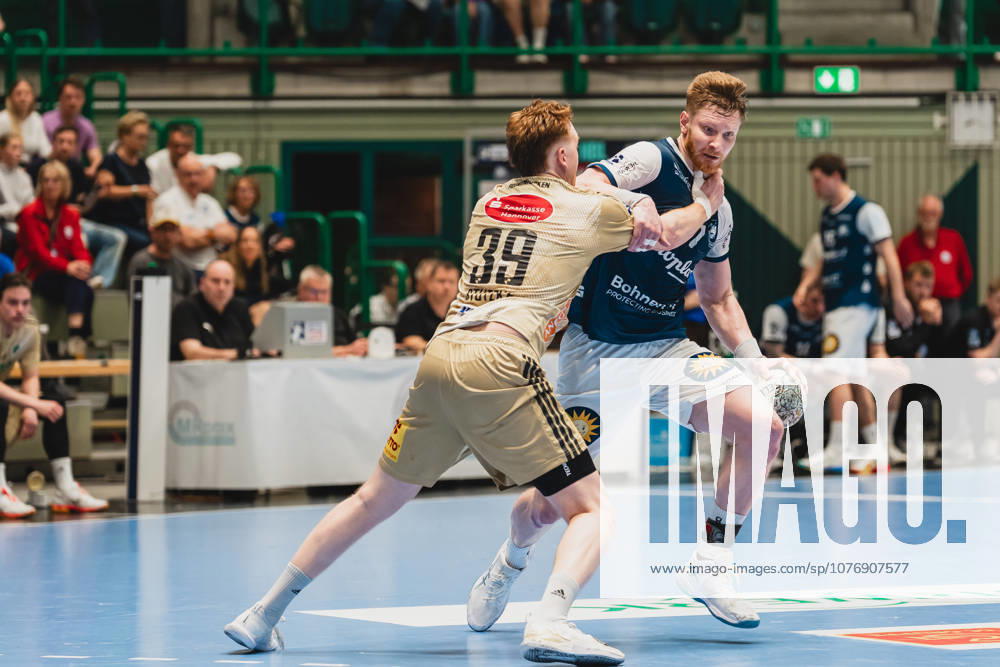 Lukas Stutzke (TSV Hannover-Burgdorf, 39) haelt Johannes Wasielewski (Bergischer HC, 77) am Hals Bergischer HC vs. TSV Hannover-Burgdorf, Handball, Daikin 1.HBL, 30.Spieltag, Saison 2025 26, 02.04.2026, Bergischer HC vs. TSV Hannover-Burgdorf, Handball, Daikin 1.HBL, 30.Spieltag, Saison 2025 26, 02.04.2026 Wuppertal