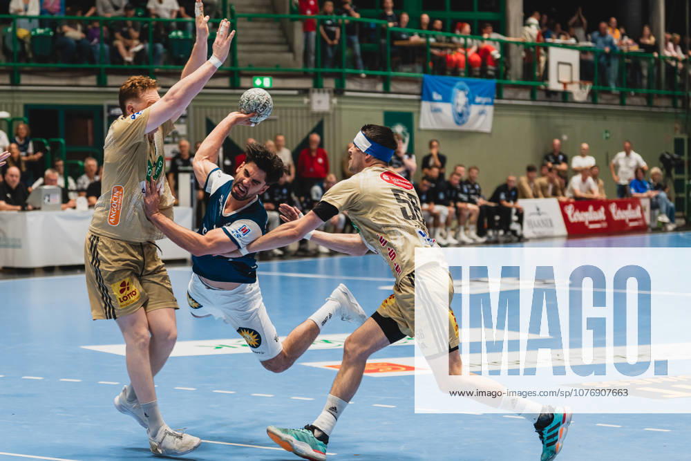 Lukas Stutzke (TSV Hannover-Burgdorf, 39) reisst die Arme zum blocken, Eloy Morante Maldonado (Bergischer HC, 33) Sprungwurfingt zum Wurf und Hannes Feise (TSV Hannover-Burgdorf, 56) kommt dazu Bergischer HC vs. TSV Hannover-Burgdorf, Handball, Daikin 1.HBL, 30.Spieltag, Saison 2025 26, 02.04.2026, Bergischer HC vs. TSV Hannover-Burgdorf, Handball, Daikin 1.HBL, 30.Spieltag, Saison 2025 26, 02.04.2026 Wuppertal