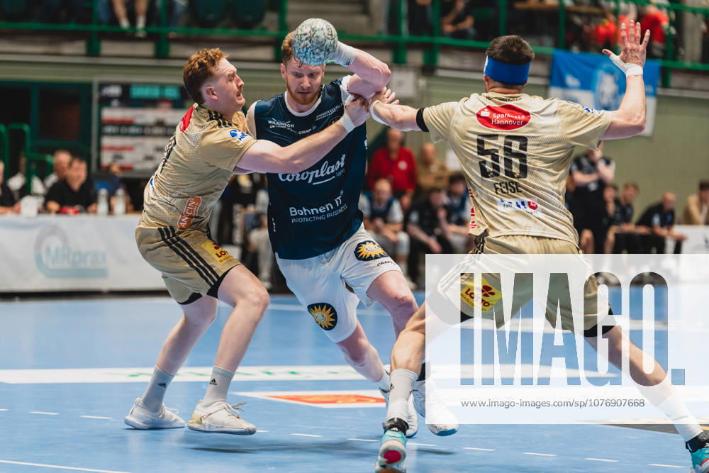 Lukas Stutzke (TSV Hannover-Burgdorf, 39) im Zweikampf mit Johannes Wasielewski (Bergischer HC, 77) der den Ball hat und zum Wurf gehen will, Hannes Feise (TSV Hannover-Burgdorf, 56) will blocken Bergischer HC vs. TSV Hannover-Burgdorf, Handball, Daikin 1.HBL, 30.Spieltag, Saison 2025 26, 02.04.2026, Bergischer HC vs. TSV Hannover-Burgdorf, Handball, Daikin 1.HBL, 30.Spieltag, Saison 2025 26, 02.04.2026 Wuppertal