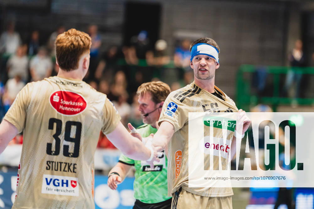 Lukas Stutzke (TSV Hannover-Burgdorf, 39) klatscht mit Hannes Feise (TSV Hannover-Burgdorf, 56) ab Bergischer HC vs. TSV Hannover-Burgdorf, Handball, Daikin 1.HBL, 30.Spieltag, Saison 2025 26, 02.04.2026, Bergischer HC vs. TSV Hannover-Burgdorf, Handball, Daikin 1.HBL, 30.Spieltag, Saison 2025 26, 02.04.2026 Wuppertal