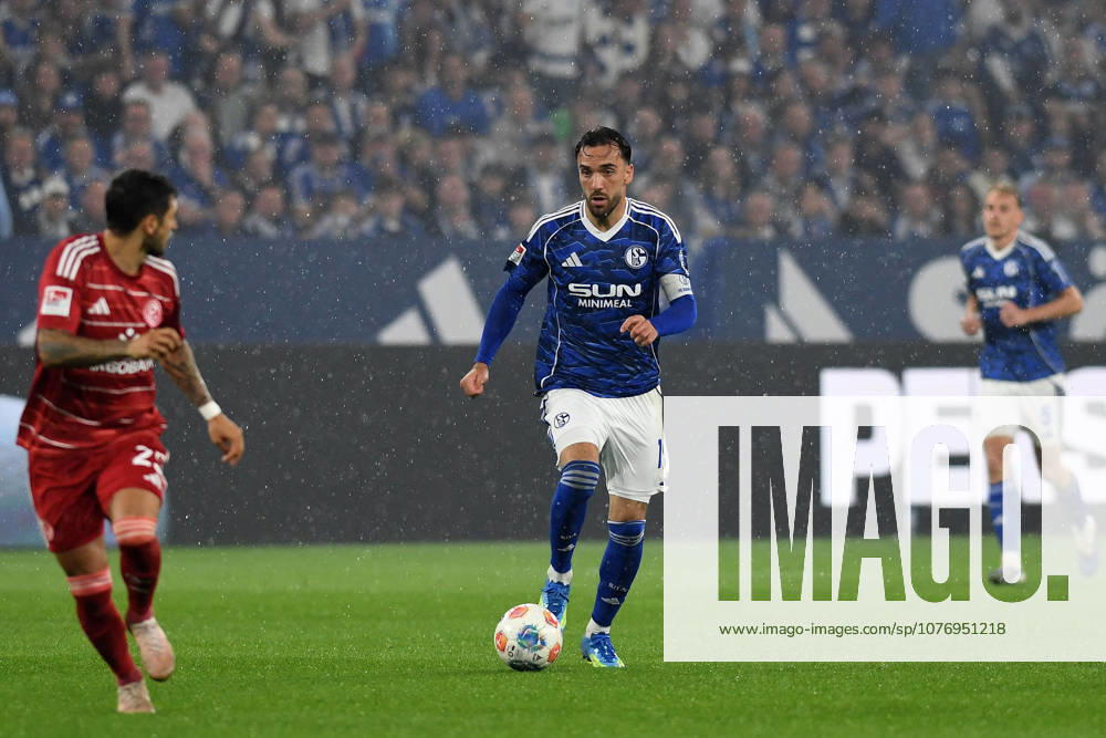 Kenan Karaman (FC Schalke 04) in Aktion, am Ball, Einzelaktion waehrend des Spiels der 2. Bundesliga zwischen FC Schalke 04 und Fortuna Düsseldorf, Veltins-Arena am 02. May 2026 in Gelsenkirchen, Deutschland. (Foto von Ralf Treese DeFodi Images) +++ Kenan Karaman (FC Schalke 04) controls the ball during the 2. Bundesliga match between FC Schalke 04 and Fortuna Düsseldorf at Veltins-Arena on May 2, 2026 in Gelsenkirchen, Germany. (Photo by Ralf Treese DeFodi Images) DFL regulations prohibit any use of photographs as image sequences and or quasi-video. (Photo by Ralf Treese DeFodi Images) -