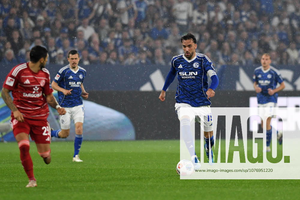 Kenan Karaman (FC Schalke 04) in Aktion, am Ball, Einzelaktion waehrend des Spiels der 2. Bundesliga zwischen FC Schalke 04 und Fortuna Düsseldorf, Veltins-Arena am 02. May 2026 in Gelsenkirchen, Deutschland. (Foto von Ralf Treese DeFodi Images) +++ Kenan Karaman (FC Schalke 04) controls the ball during the 2. Bundesliga match between FC Schalke 04 and Fortuna Düsseldorf at Veltins-Arena on May 2, 2026 in Gelsenkirchen, Germany. (Photo by Ralf Treese DeFodi Images) DFL regulations prohibit any use of photographs as image sequences and or quasi-video. (Photo by Ralf Treese DeFodi Images) -