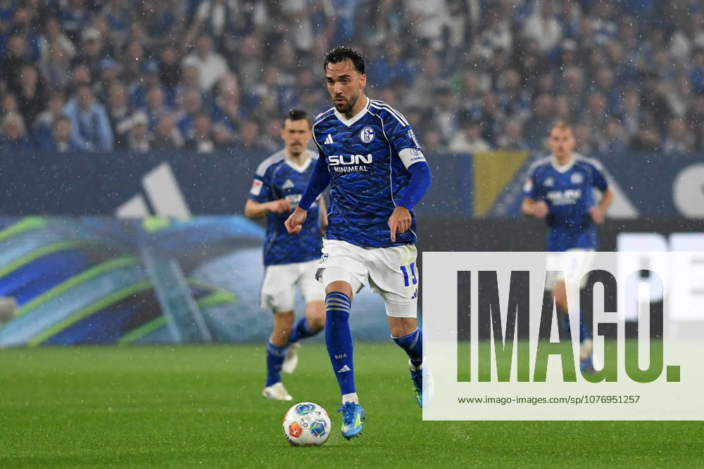 Kenan Karaman (FC Schalke 04) in Aktion, am Ball, Einzelaktion waehrend des Spiels der 2. Bundesliga zwischen FC Schalke 04 und Fortuna Düsseldorf, Veltins-Arena am 02. May 2026 in Gelsenkirchen, Deutschland. (Foto von Ralf Treese DeFodi Images) +++ Kenan Karaman (FC Schalke 04) controls the ball during the 2. Bundesliga match between FC Schalke 04 and Fortuna Düsseldorf at Veltins-Arena on May 2, 2026 in Gelsenkirchen, Germany. (Photo by Ralf Treese DeFodi Images) DFL regulations prohibit any use of photographs as image sequences and or quasi-video. (Photo by Ralf Treese DeFodi Images) -