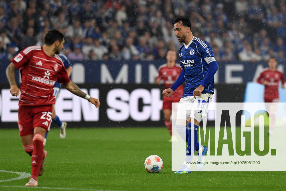 Kenan Karaman (FC Schalke 04) in Aktion, am Ball, Einzelaktion waehrend des Spiels der 2. Bundesliga zwischen FC Schalke 04 und Fortuna Düsseldorf, Veltins-Arena am 02. May 2026 in Gelsenkirchen, Deutschland. (Foto von Ralf Treese DeFodi Images) +++ Kenan Karaman (FC Schalke 04) controls the ball during the 2. Bundesliga match between FC Schalke 04 and Fortuna Düsseldorf at Veltins-Arena on May 2, 2026 in Gelsenkirchen, Germany. (Photo by Ralf Treese DeFodi Images) DFL regulations prohibit any use of photographs as image sequences and or quasi-video. (Photo by Ralf Treese DeFodi Images) -