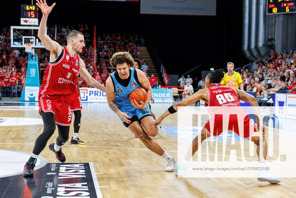 Daniel Keppeler (BMA365 Bamberg Baskets, 31), Zacharie Perrin (Hamburg Towers, 52), Austin Crowley (BMA365 Bamberg Baskets, 85), BMA365 Bamberg Baskets vs. Veolia Towers Hamburg, Basketball, easyCredit BBL, 32. Spieltag, 03.05.2026 BMA365 Bamberg Baskets vs. Veolia Towers Hamburg, Basketball, easyCredit BBL, 32. Spieltag, 03.05.2026 Bamberg