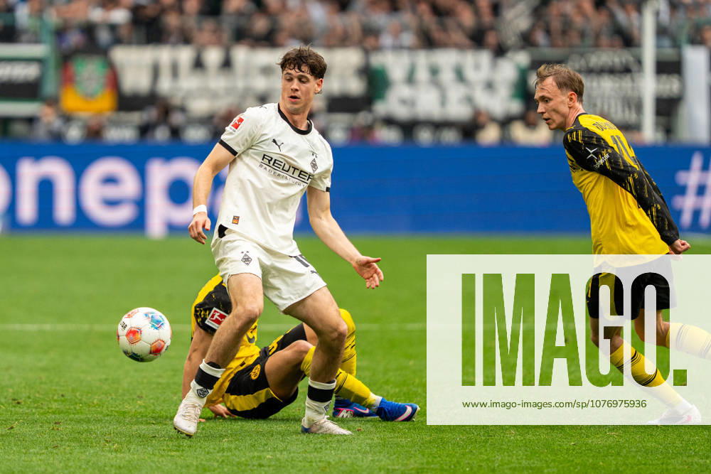Philipp Sander (Borussia Moenchengladbach, 16) im Zweikampf mit Samuele Inacio (Borussia Dortmund, 40) VfL Borussia Moenchengladbach vs. Borussia Dortmund, Fussball, 1. Bundesliga, 32. Spieltag, Saison 2025 2026, 03.05.2026 DFL REGULATIONS PROHIBIT ANY USE OF PHOTOGRAPHS AS IMAGE SEQUENCES AND OR QUASI-VIDEO VfL Borussia Moenchengladbach vs. Borussia Dortmund, Fussball, 1. Bundesliga, 32. Spieltag, Saison 2025 2026, 03.05.2026 Moenchengladbach