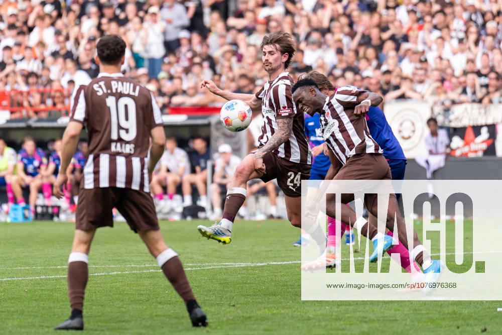 Connor Metcalfe (FC St. Pauli, 24) am Ball, GER, FC St. Pauli vs. 1. FSV Mainz 05, Fussball, Bundesliga, Spieltag 32, Saison 2025 2026, 03.05.2026 DFL REGULATIONS PROHIBIT ANY USE OF PHOTOGRAPHS AS IMAGE SEQUENCES AND OR QUASI-VIDEO GER, FC St. Pauli vs. 1. FSV Mainz 05, Fussball, Bundesliga, Spieltag 32, Saison 2025 2026, 03.05.2026 Hamburg