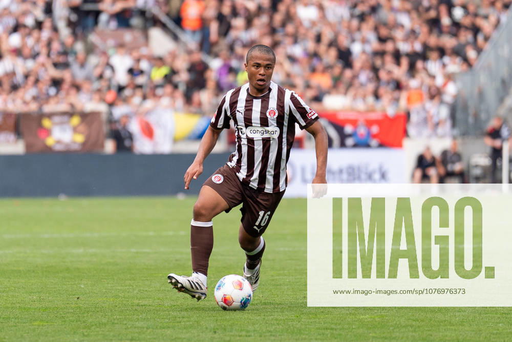 Joel Chima Fujita (FC St. Pauli, 16) im Dribbling, GER, FC St. Pauli vs. 1. FSV Mainz 05, Fussball, Bundesliga, Spieltag 32, Saison 2025 2026, 03.05.2026 DFL REGULATIONS PROHIBIT ANY USE OF PHOTOGRAPHS AS IMAGE SEQUENCES AND OR QUASI-VIDEO GER, FC St. Pauli vs. 1. FSV Mainz 05, Fussball, Bundesliga, Spieltag 32, Saison 2025 2026, 03.05.2026 Hamburg
