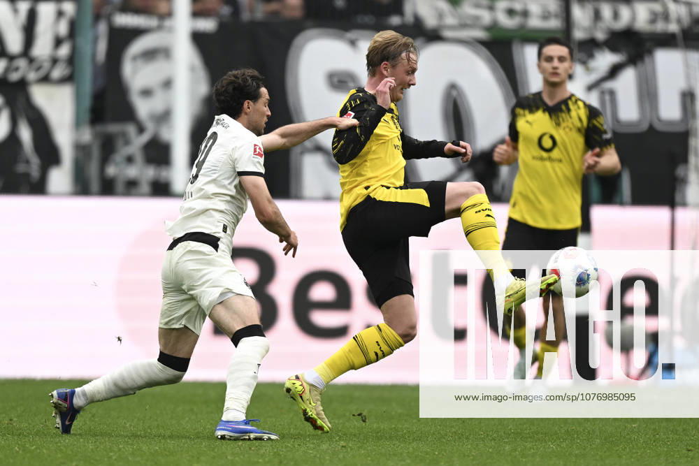 V. li. im Zweikampf Joe Scally (Moenchengladbach 29) Julian Brandt (Dortmund 10) 03.05.2026 ¢ Fussball ¢ Borussia Moenchengladbach vs Borussia Dortmund, Borussia-Park, Moenchengladbach, DFB DFL REGULATIONS PROHIBIT ANY USE OF PHOTOGRAPHS AS IMAGE SEQUENCES AND OR QUASI-VIDEO