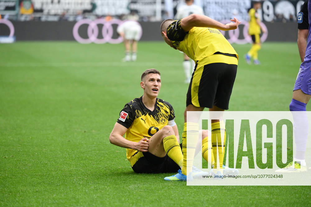 Nico Schlotterbeck (Borussia Dortmund), Waldemar Anton (Borussia Dortmund), v.li. 03.05.2026, Fussball 1. Bundesliga, Saison 2025 2026, 32. Spieltag, Borussia Mönchengladbach - Borussia Dortmund 1:0 DFL regulations prohibit any use of photographs as image sequences and or quasi-video Moenchengladbach Borussia Park Nordrhein Westfalen Deutschland