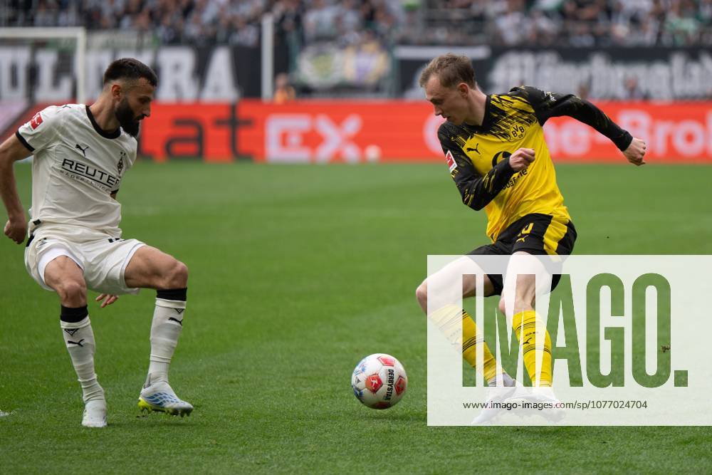 Maximilian Beier 14 (Borussia Dortmund) im Zweikampf, Aktion, mit Franck Honorat 9 (Borussia Moenchengladbach), Borussia Moenchengladbach vs. Borussia Dortmund, Fussball, 1. Bundesliga, 32. Spieltag, 2025 2026, 03.05.2026 DFB regulations prohibit any use of photographs as image sequences and or quasi-video Moenchengladbach Nordrhein-Westfalen Deutschland