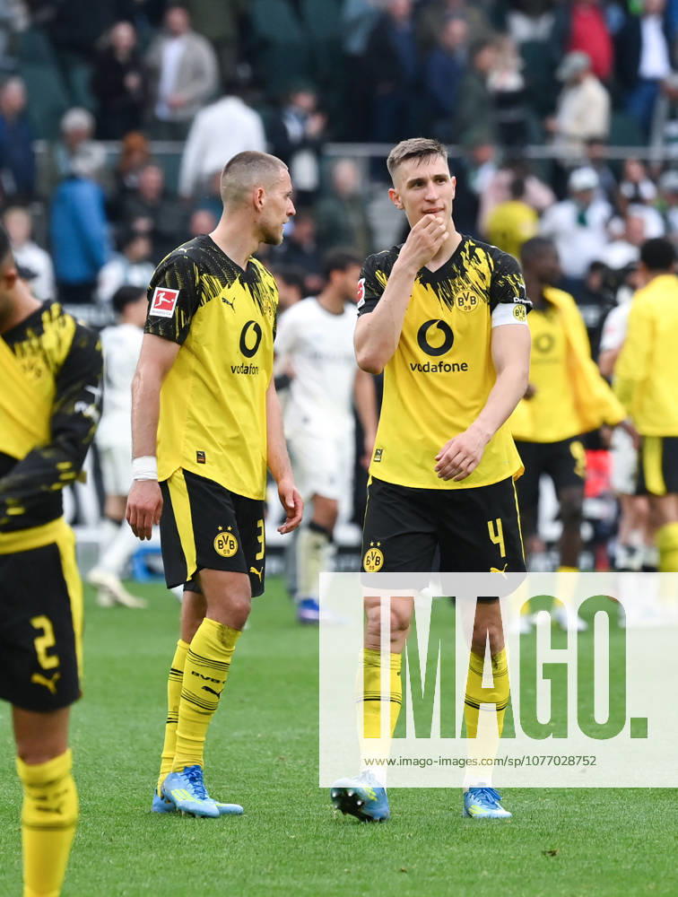 Nico Schlotterbeck (Borussia Dortmund), Waldemar Anton (Borussia Dortmund), v.re. nach dem Spiel 03.05.2026, Fussball 1. Bundesliga, Saison 2025 2026, 32. Spieltag, Borussia Mönchengladbach - Borussia Dortmund 1:0 DFL regulations prohibit any use of photographs as image sequences and or quasi-video Moenchengladbach Borussia Park Nordrhein Westfalen Deutschland