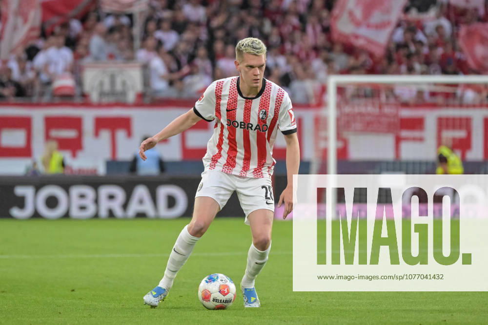 Matthias Ginter (SC Freiburg, 28) mit Ball. GER, SC Freiburg - VfL Wolfsburg, Fussball, Bundesliga, 32. Spieltag, Saison 2025 2026, 03.05.2026 DFL DFB REGULATIONS PROHIBIT ANY USE OF PHOTOGRAPHS AS IMAGE SEQUENCES AND OR QUASI-VIDEO GER, SC Freiburg - VfL Wolfsburg, Fussball, Bundesliga, 32. Spieltag, Saison 2025 2026, 03.05.2026 Freiburg