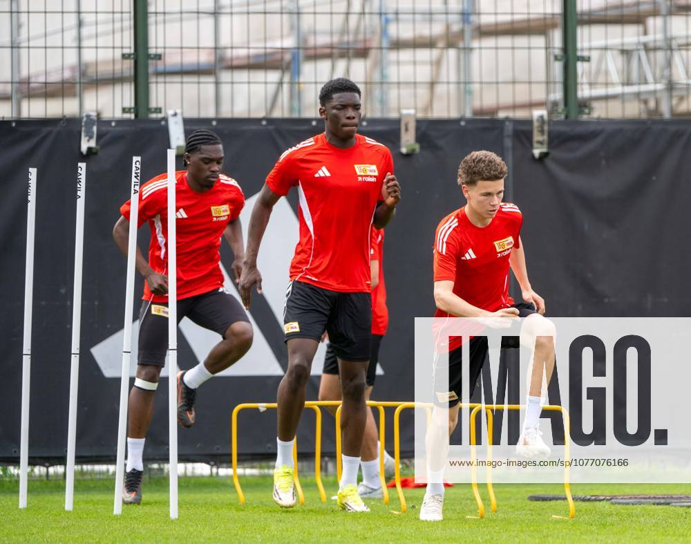 Fußball, Herren, Saison 2025 2026, 1. Bundesliga, 1. FC Union Berlin, Training auf Trainingsplatz II, v. l. Derrick Köhn (1. FC Union Berlin), Mekhi Gray (U19, 1. FC Union Berlin), Linus Güther (1. FC Union), 05.05. 2026,