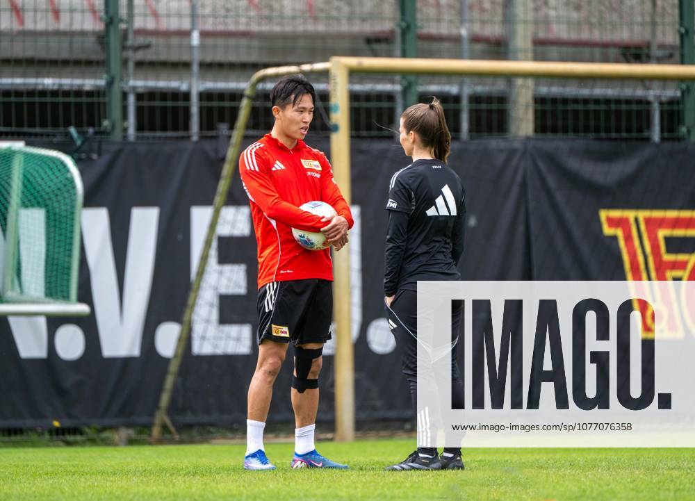Fußball, Herren, Saison 2025 2026, 1. Bundesliga, 1. FC Union Berlin, Training auf Trainingsplatz II, v. l. Woo-Yeong Jeong (Wooyeong, 1. FC Union Berlin), Trainerin Marie-Louise Eta (1. FC Union Berlin), 05.05. 2026,