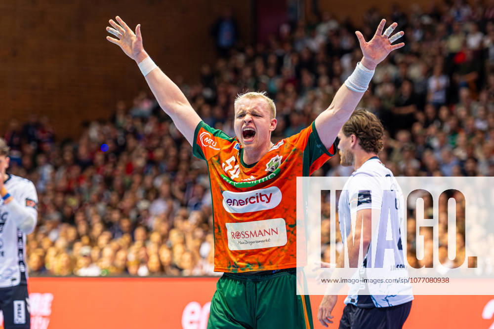 Justus Fischer (TSV Hannover-Burgdorf, Nr. 54) (L-R), TSV Hannover-Burgdorf (orange) against SG Flensburg-Handewitt (blue) (second-leg of the quarter-finals the EHF European League 2025 2026) (05.05.2026, Swiss Life Hall (Hannover, GER),