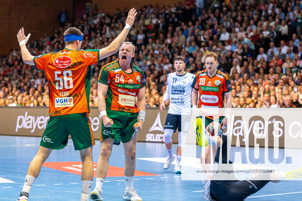 Justus Fischer (TSV Hannover-Burgdorf, Nr. 54) (L-R), TSV Hannover-Burgdorf (orange) against SG Flensburg-Handewitt (blue) (second-leg of the quarter-finals the EHF European League 2025 2026) (05.05.2026, Swiss Life Hall (Hannover, GER),