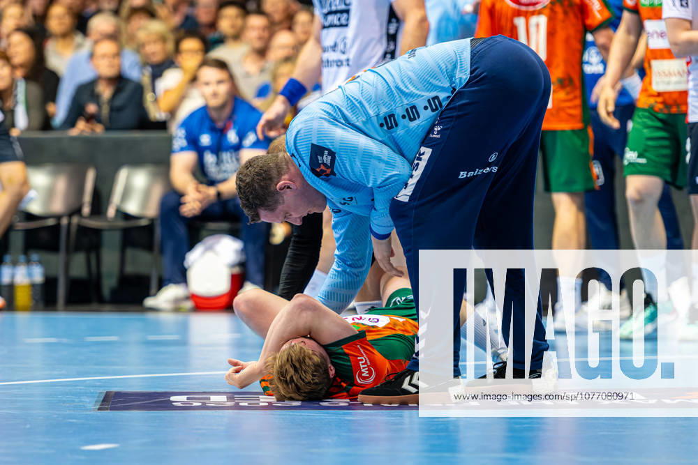 August Pedersen (TSV Hannover-Burgdorf, Nr. 17) Kevin Moller (SG Flensburg-Handewitt, Nr. 20) (L-R), TSV Hannover-Burgdorf (orange) against SG Flensburg-Handewitt (blue) (second-leg of the quarter-finals the EHF European League 2025 2026) (05.05.2026, Swiss Life Hall (Hannover, GER),