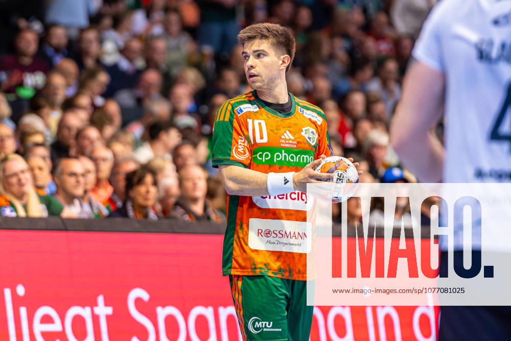 Renars Uscins (TSV Hannover-Burgdorf, Nr. 10) (L-R), TSV Hannover-Burgdorf (orange) against SG Flensburg-Handewitt (blue) (second-leg of the quarter-finals the EHF European League 2025 2026) (05.05.2026, Swiss Life Hall (Hannover, GER),