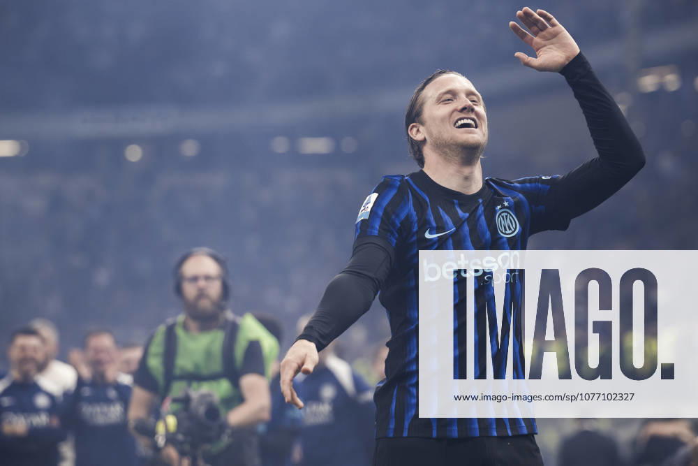 FC Internazionale v Parma Calcio - Serie A Piotr Zielinski of FC Internazionale celebrates the victory of Italian Serie A championship (Scudetto) at the end of the Serie A football match between FC Internazionale and Parma Calcio. Milan Italy